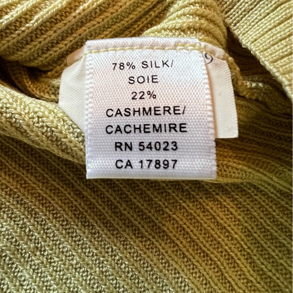 Banana Republic Women’s Light lime green V-neck sweater - Picture 3 of 3